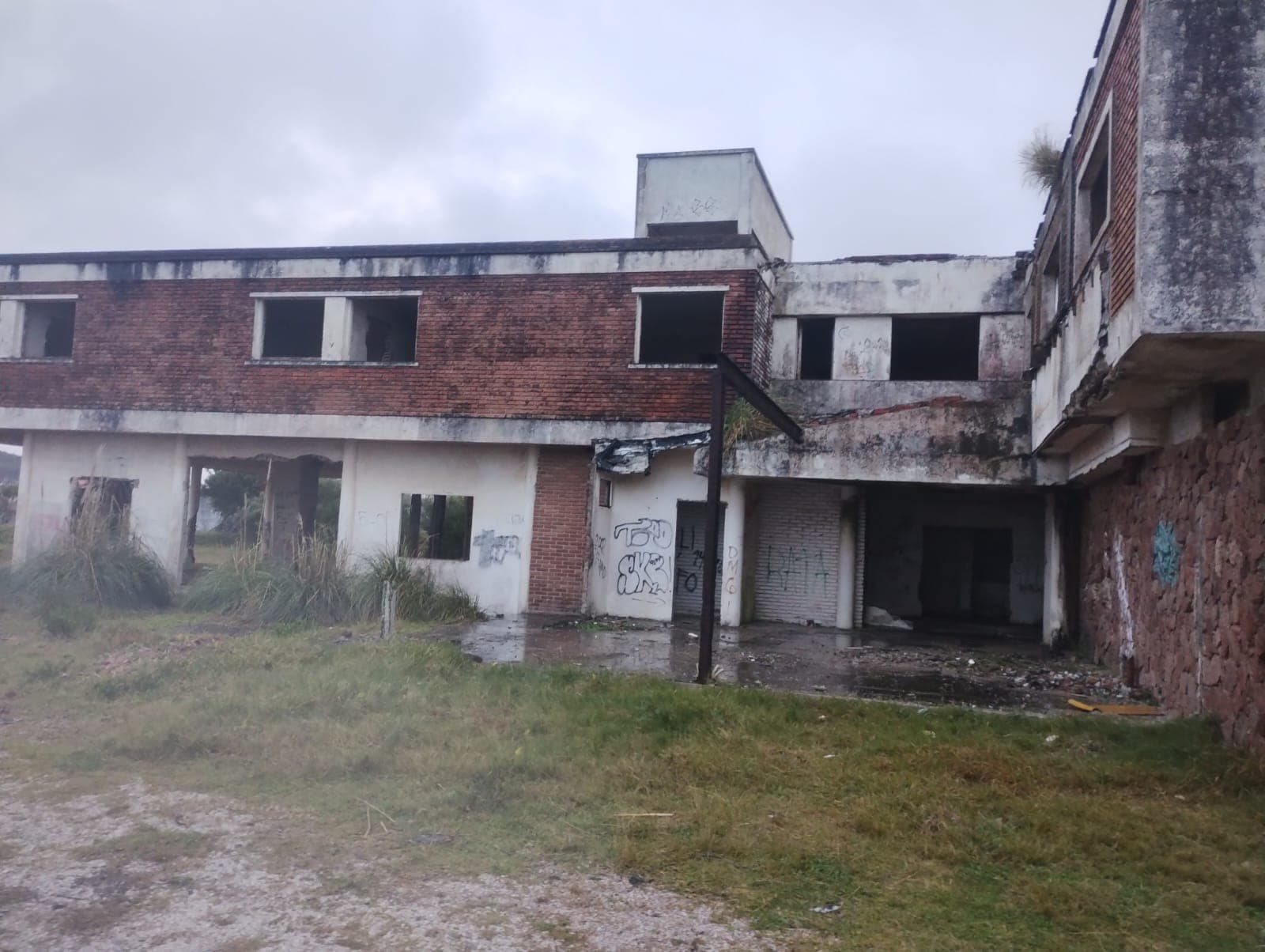 Fachada principal del antiguo Hotel Las Cholgas en estado de abandono.