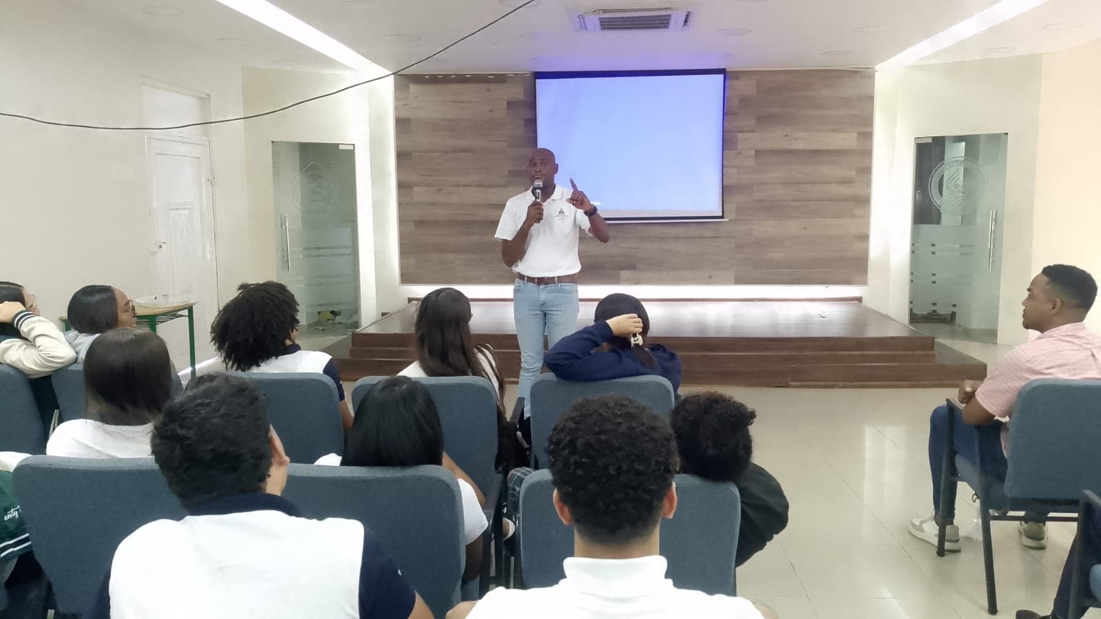 Exposición frente a un grupo de estudiantes en una sala.
